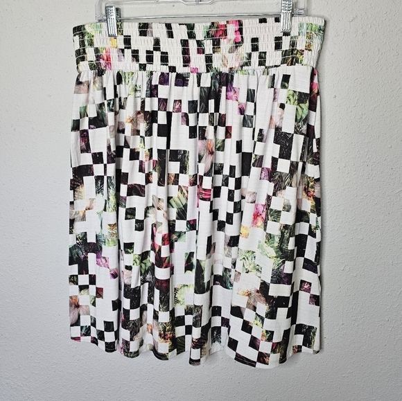 Patterned Women's Skirt - Picture 4 of 9